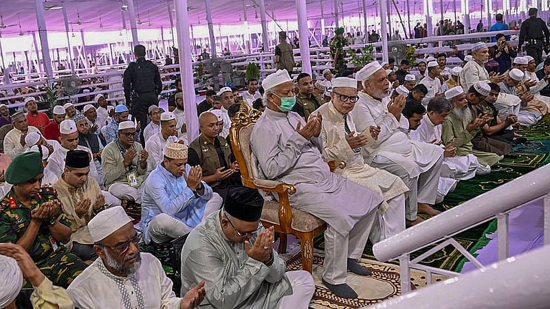 জাতীয় ঈদগাহে শনিবার ঈদুল আজহার নামাজ শেষে মোনাজাতে অংশ নেন প্রধান উপদেষ্টা মুহাম্মদ ইউনূস। ছবি: পিআইডি