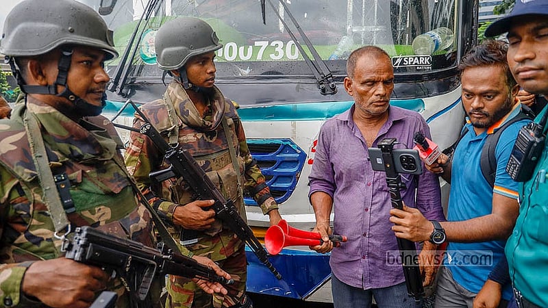 সব ধরনের যানবাহনে হাইড্রোলিক হর্ন ব্যবহারের নিষেধাজ্ঞা থাকলেও মঙ্গলবার ঢাকার বিমানবন্দর সড়কে পরিচালিত অভিযানে দূরপাল্লার কিছু বাসে মেলে সেই হর্ন। ছবি: মাহমুদ জামান অভি