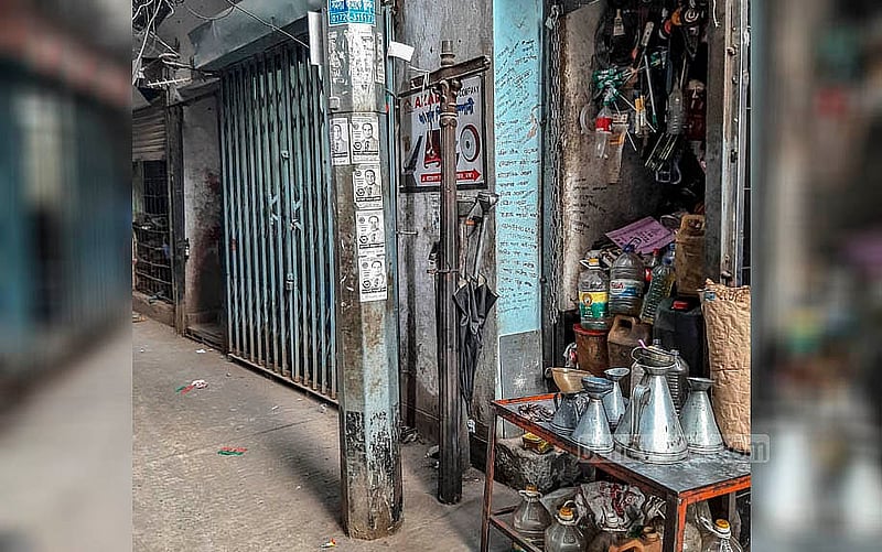 ঢাকার অন্যান্য এলাকার সঙ্গে ১৯০১ সালে নবাবপুরের তাহেরবাগ লেনে বসানো হয় বৈদ্যুতিক বাতির এ খুঁটি। উদ্যোগটি ছিল নবাব আহসানউল্লাহর।  ছবি: আব্দুল্লাহ আল মমীন