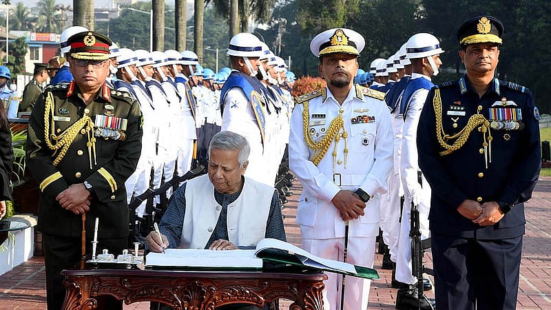 সশস্ত্র বাহিনী দিবস উপলক্ষে বৃহস্পতিবার প্রধান উপদেষ্টা মুহাম্মদ ইউনূস ঢাকা সেনানিবাসে পরিদর্শন বইয়ে সই করেন। ছবি: পিআইডি