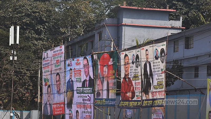 প্রায় ২০ বছর পর তারেক রহমানের চট্টগ্রাম আগমন উপলক্ষে নগরীর পলোগ্রাউন্ড মাঠে লাগানো হয়েছে ফেস্টুন, ব্যানার আর বিলবোর্ড। ছবি: সুমন বাবু