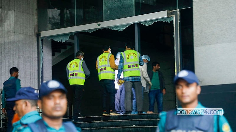 রাজধানীর কারওয়ান বাজারে দৈনিক প্রথম আলো কার্যালয়ে হামলা-ভাঙচুর-অগ্নিসংযোগের পর শুক্রবার বিকেলে ভবনটিতে সিআইডির ক্রাইম সিন ইউনিটের সদস্যদের তৎপরতা