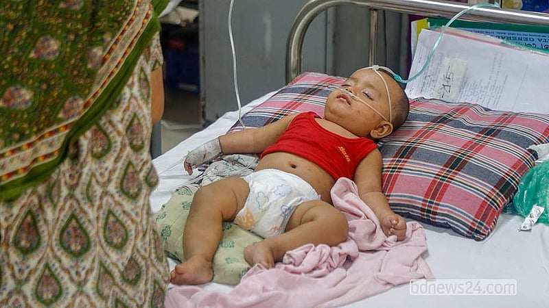 রাজধানীর মহাখালীর ডিএনসিসি ডেডিকেটেড কোভিড-১৯ হাসপাতালে চিকিৎসা নিচ্ছেন হামে আক্রান্ত শিশুরা। ছবি: আব্দুল্লাহ আল মমীন