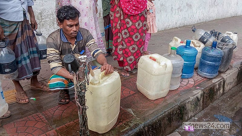 রাজধানীর ইত্তেফাক মোড়ে বঙ্গভবন কলোনি এলাকায় ফুটপাতে থাকা কল থেকে স্থানীয় বাসিন্দারা ড্রাম বা গ্যালন ভরে খাবার পানি সংগ্রহ করেন