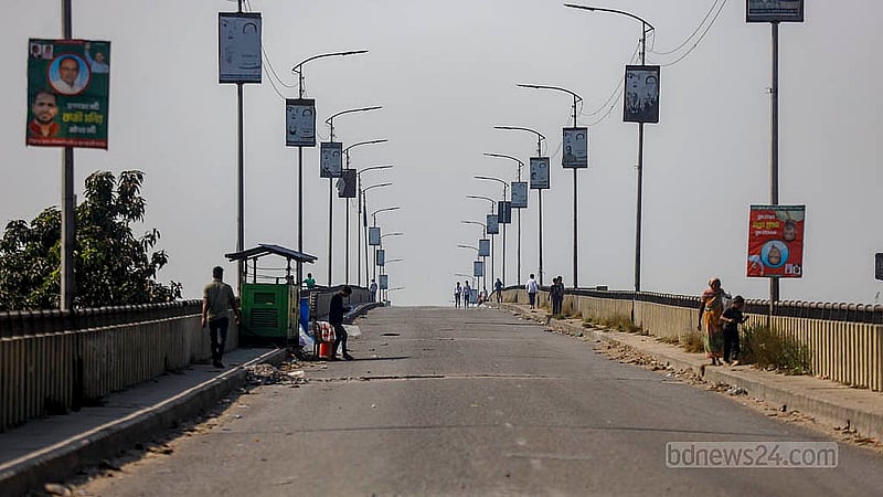 রক্ষণাবেক্ষণ কাজের জন্য শনিবার থেকে বন্ধ রাখা হয়েছে শীতলক্ষ্যা নদীর ওপর নির্মিত ডেমরা সেতু। সেতুটি দিয়ে এখন হেঁটে পারাপার হওয়া গেলেও কোনো যানবাহন চলাচলের সুযোগ নেই