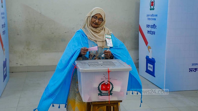 ত্রয়োদশ জাতীয় সংসদ নির্বাচন ও গণভোট সামনে রেখে ঢাকার শেরেবাংলা নগর সরকারি বালিকা উচ্চ বিদ্যালয়ে শনিবার ভোটের মহড়া হয়। মহড়ার অংশ হিসেবে ভোট দিচ্ছেন ভোটাররা