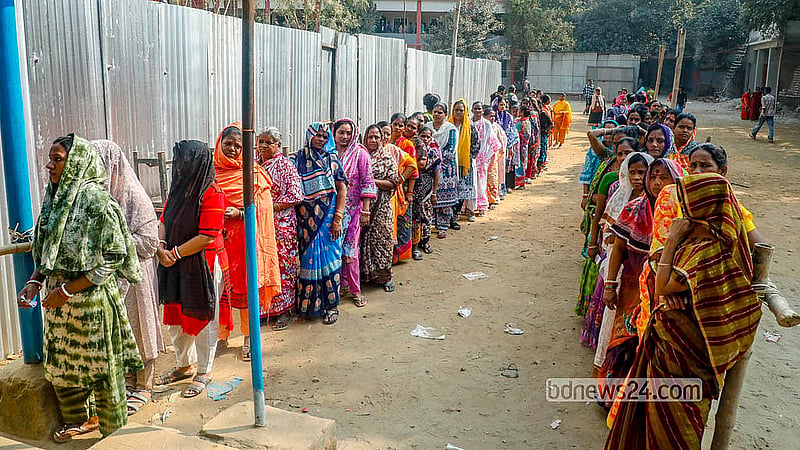 ত্রয়োদশ সংসদ নির্বাচন ও গণভোটের দিন বৃহস্পতিবার সকালে ঢাকার গেন্ডারিয়ায় নারিন্দা সরকারি উচ্চ বিদ্যালয় কেন্দ্রে দেখা যায় নারী ভোটারদের দীর্ঘ লাইন