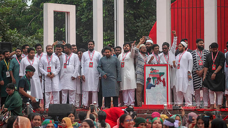 কেন্দ্রীয় শহীদ মিনার প্রাঙ্গণে রোববার জাতীয় নাগরিক পার্টির সমাবেশে উপস্থিত ছিলেন দলের অনেক কেন্দ্রীয় নেতা।  ছবি: আব্দুল্লাহ আল মমীন