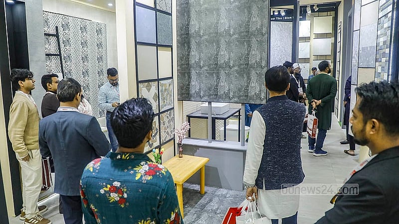 রাজধানীর আইসিসিবিতে সিরামিক মেলা প্রাঙ্গণ থেকে টাইলস কিনলে মিলছে নানা রকমের অফার। চারদিনের এই মেলা শেষ হবে রোববার