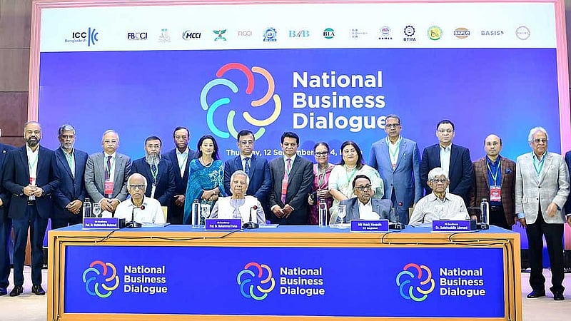 রাজধানীর ইন্টারকন্টিনেন্টাল হোটেলে বৃহস্পতিবার ন্যাশনাল বিজনেস সংলাপ অনুষ্ঠানে ব্যবসায়ীদের সঙ্গে প্রধান উপদেষ্টা মুহাম্মদ ইউনূস। ছবি: পিআইডি