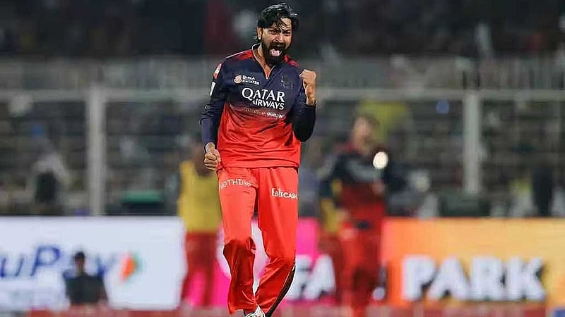 টানা তিন ওভারে তিন উইকেট নিয়ে ম্যাচের মোড় ঘুরিয়ে দেন ক্রুনাল পান্ডিয়া। ছবি: আইপিএল