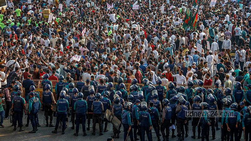 বরিশাল-ভোলা সেতুর দাবিতে শুক্রবার বিকালে ঢাকায় থাকা ভোলার বাসিন্দারা শাহবাগ অবরোধ করেন। তারা প্রধান উপদেষ্টার বাসভবন যাওয়ার চেষ্টা করলে পুলিশ তাদের বাধা দেয়