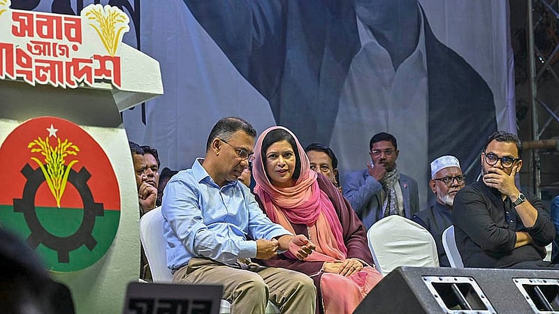 ভাষানটেকে বিএনপির নির্বাচনি জনসভার মঞ্চে ঢাকা-১৭ আসনে বিএনপির প্রার্থী তারেক রহমান ও তার স্ত্রী জুবাইদা রহমান। ছবি: বিএনপির মিডিয়া সেল