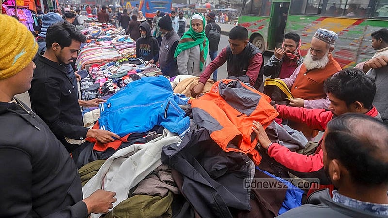 ঢাকার গুলিস্তানের ফুটপাতে শীতের পোশাক কিনতে মানুষের ভিড়। দুই-তিন দিন ধরে শীতের তীব্রতা বাড়ায় গরম কাপড় বিক্রি বেড়েছে দোকানগুলোতে। ছবি: আব্দুল্লাহ আল মমীন