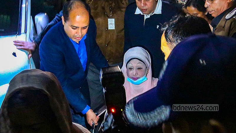 ১১ জানুয়ারি ২০২৪: ঢাকার এভারকেয়ার হাসপাতালে পাঁচ মাস চিকিৎসা নেওয়ার পর গুলশানের বাসা ‘ফিরোজা’য় ফেরেন বিএনপি চেয়ারপারসন খালেদা জিয়া।