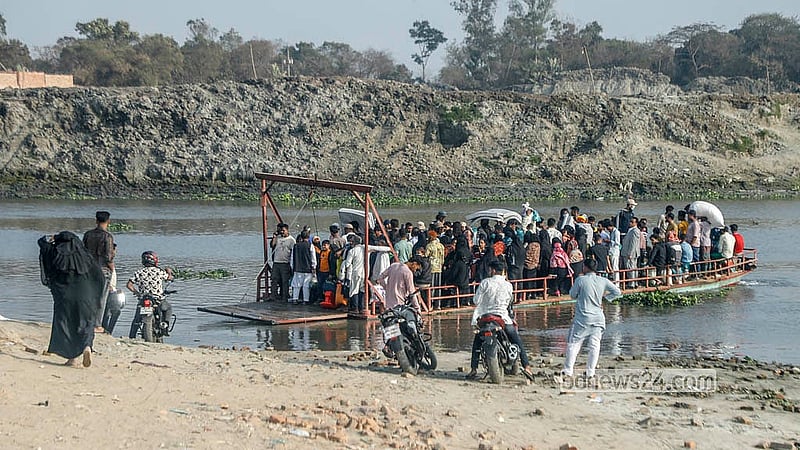 স্থানীয়ভাবে ফেরি দিয়ে কেরাণীগঞ্জের মোল্লাবাজার এলাকায় ধলেশ্বরী শাখা নদী পার হয় মানুষ। অটোরিকশা ও মোটরসাইকেলও পার করা হয় এ ফেরিতে। ভিড় আর ঠেলাঠেলির কারণে ফেরিতে উঠতে প্রায়শই ছোটবড় দুর্ঘটনা ঘটে
