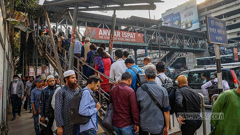 বনানীর চেয়ারম্যান বাড়ি এলাকার ফুটব্রিজের এস্কেলেটরটি বন্ধ দীর্ঘ দিন। সেটি মেরামত না করায় পথচারীদের ভোগান্তি পোহাতে হচ্ছে দিনের পর দিন