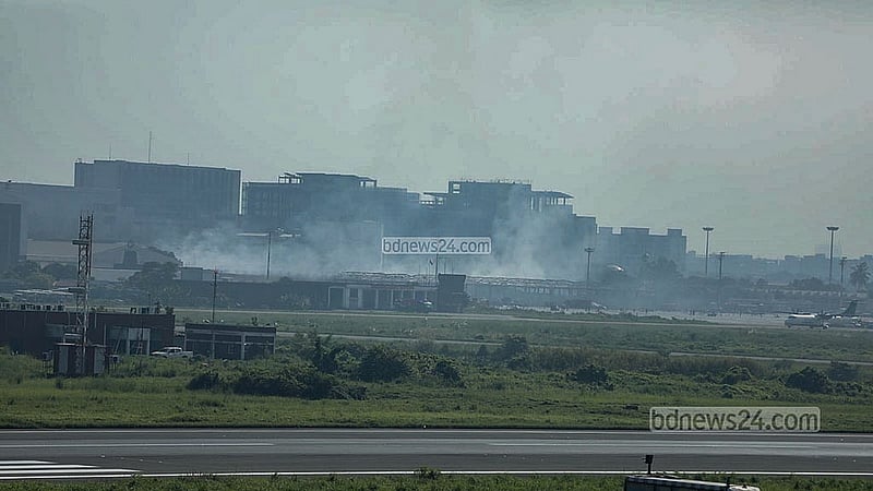 ঢাকার শাহজালাল আন্তর্জাতিক বিমানবন্দরের কার্গো ভিলেজের আগুন নিয়ন্ত্রণে এলেও রোববার সকালে সেখানে ধোঁয়া উঠতে দেখা যায়