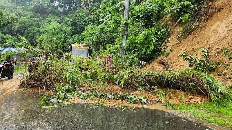 টানা বৃষ্টিতে খাগড়াছড়ির বিভিন্ন এলাকায় পাহাড় ধসের খবর পাওয়া গেছে। পাহাড় ধসে মহালছড়ির সঙ্গে জালিয়াপাড়া সড়কে যান চলাচল বন্ধ হয়ে পড়। ন্যান্সি বাজার এলাকা থেকে তোলা। ছবি: সমির মল্লিক