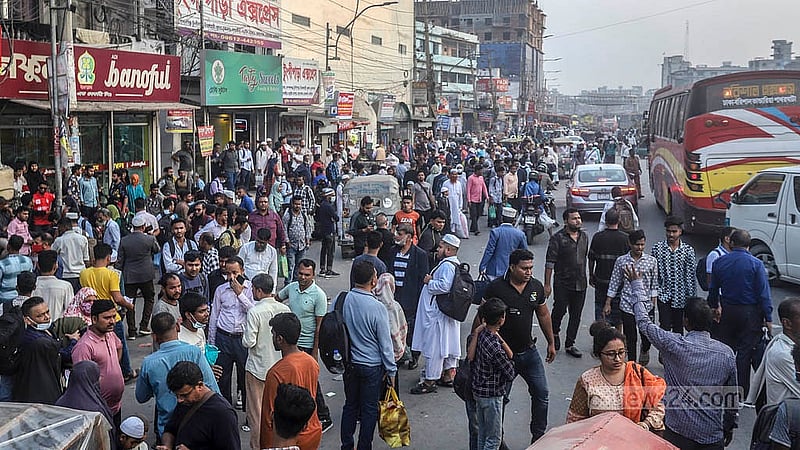 সাপ্তাহিক ছুটি ও শবে বরাত মিলিয়ে দুদিনের ছুটিতে ঢাকা ছাড়ছেন অনেকে; বৃহস্পতিবার ঢাকার দোলাই পাড়ে দক্ষিণাঞ্চলমুখী মানুষের ভিড় দেখা যায়। ছবি: আব্দুল্লাহ আল মমীন