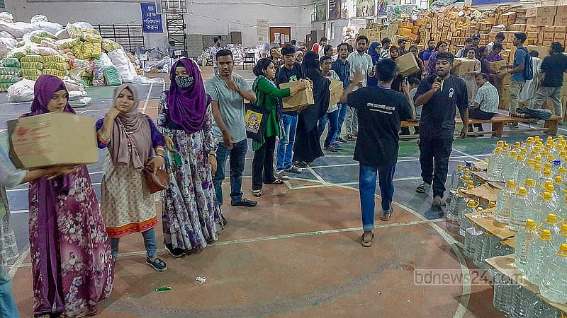 ঢাকা বিশ্ববিদ্যালয়ের শারীরিক শিক্ষাকেন্দ্রের ভেতরে সোমবার দুপুরে ত্রাণ সংগ্রহে ব্যস্ত স্বেচ্ছাসেবীরা।