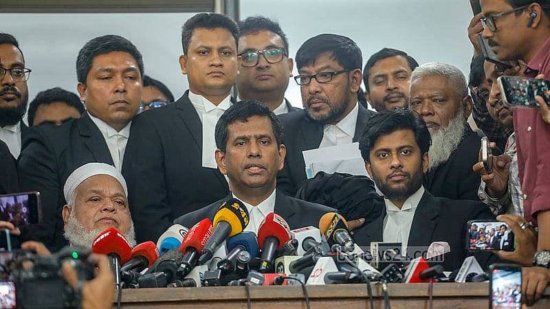 আন্তর্জাতিক অপরাধ ট্রাইব্যুনাল বৃহস্পতিবার জুলাই অভ্যুত্থান দমানোর চেষ্টায় মানবতাবিরোধী অপরাধের মামলার রায়ের দিন ধার্যের পর সাংবাদিকদের সঙ্গে কথা বলেন প্রধান কৌঁসুলি তাজুল ইসলাম