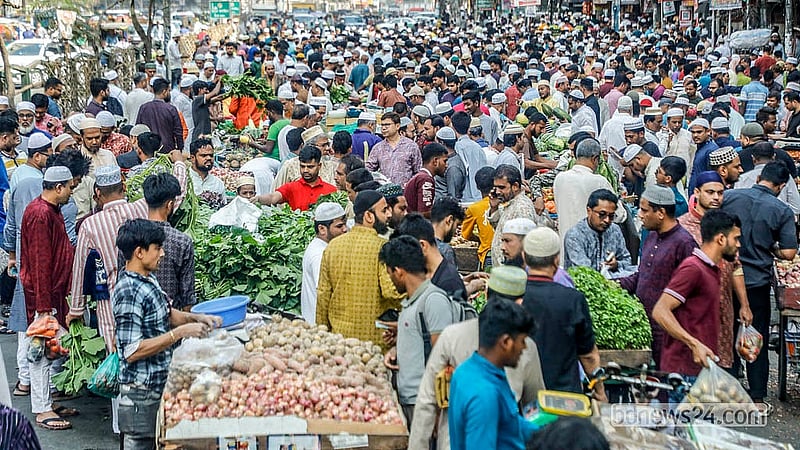 রাজধানীর নয়াপল্টনে ভিআইপি সড়কে ভ্রাম্যমাণ বাজারে ক্রেতার ভিড়। প্রতি শুক্রবার জুমার নামাজের আগে-পরে কয়েক ঘণ্টা চলে বেচাকেনা