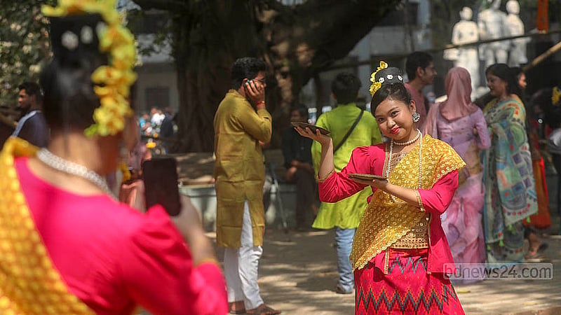 ঢাকা বিশ্ববিদ্যালয়ের কলাভবনের বটতলায় মঙ্গলবার সমগীত বসন্ত উৎসবে বাসন্তী সাজে অনেককে