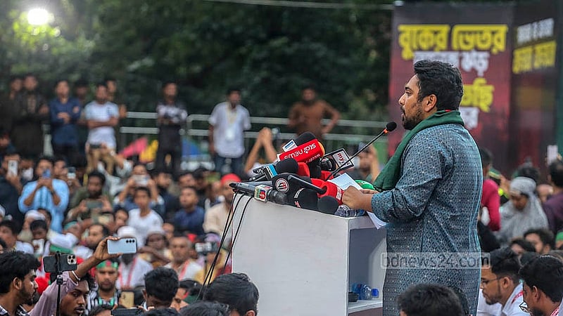 কেন্দ্রীয় শহীদ মিনার প্রাঙ্গণে রোববার সমাবেশ করে ‘নতুন বাংলাদেশের ইশতেহার’ ঘোষণা করেন এনসিপির আহ্বায়ক নাহিদ ইসলাম। ছবি: আব্দুল্লাহ আল মমীন