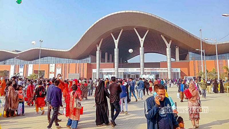 ঢাকার পূর্বাচলে আন্তর্জাতিক বাণিজ্য মেলা শুরুর পর প্রথম শুক্রবারে বেড়েছে দর্শনার্থীদের ভিড়।