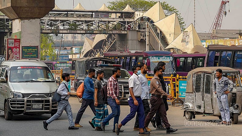 রাজধানীর বিমানবন্দর সড়কে ফুটব্রিজ থাকলে তাতে আগ্রহ নেই পথচারীদের। ঝুঁকি নিয়ে রাস্তা পার হচ্ছেন তারা