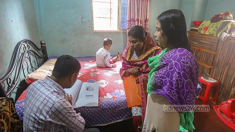 ঢাকা দক্ষিণ সিটি করপোরেশনের ৫০ নম্বর ওয়ার্ডের যাত্রাবাড়ী কবরস্থান রোডে এক বাড়িতে নতুন ভোটারদের তথ্য নিচ্ছেন একজন কর্মী। ছবি: আব্দুল্লাহ আল মমীন