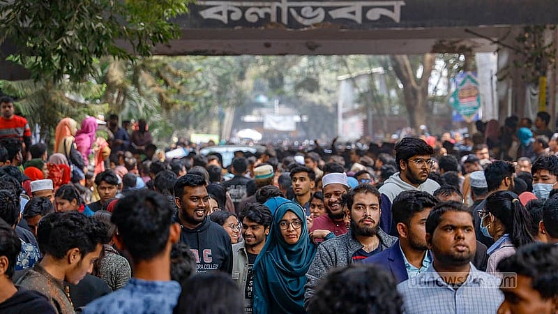ভর্তি পরীক্ষা শেষে শনিবার ঢাকা বিশ্ববিদ্যালয়ের কলা ভবন থেকে বেরিয়ে আসছেন শিক্ষার্থীরা। ছবি: মাহমুদ জামান অভি