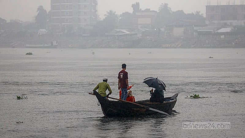 একদিকে কুয়াশায় আচ্ছাদিত হয়ে রয়েছে শীতলক্ষ্যা নদী, অন্যদিকে আকাশ ছেয়ে আছে মেঘে; সেই সঙ্গে থেমে থেমে ঝরে গুঁড়ি গুঁড়ি বৃষ্টি। বুধবার ডেমরা এলাকায় দেখা যায় এ দৃশ্য। ছবি: মাহমুদ জামান অভি