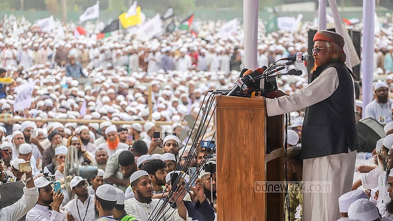 রাজধানীর সোহরাওয়ার্দী উদ্যানে শনিবার হেফাজতে ইসলামের মহাসমাবেশে বক্তব্য দেন সংগঠনটির বিভিন্ন পর্যায়ের নেতারা। ছবি: আব্দুল্লাহ আল মমীন