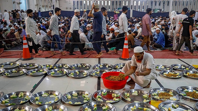 ঢাকায় বায়তুল মোকাররম জাতীয় মসজিদে সোমবার মুসল্লিদের জন্য চলছে ইফতারের প্রস্তুতি
