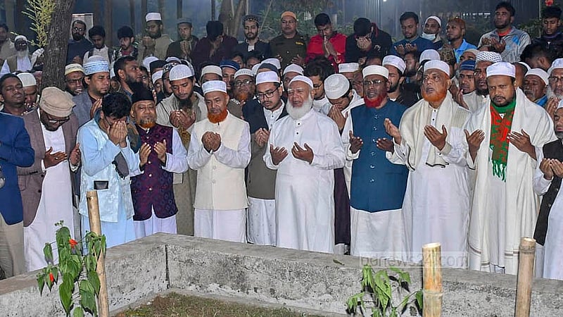 জামায়াতে ইসলামীর আমীর শফিকুর রহমান রোববার ইনকিলাব মঞ্চের আহ্বায়ক শরীফ ওসমান হাদির কবর জিয়ারত করেন
