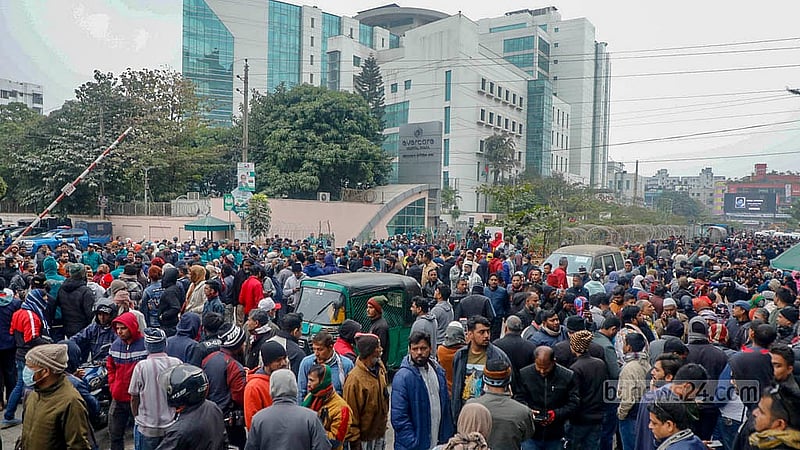 সাবেক প্রধানমন্ত্রী, বিএনপি চেয়ারপারসন খালেদা জিয়ার মৃত্যুর পর মঙ্গলবার এভারকেয়ার হাসপাতালের সামনে অনেকেই ভিড় করেন