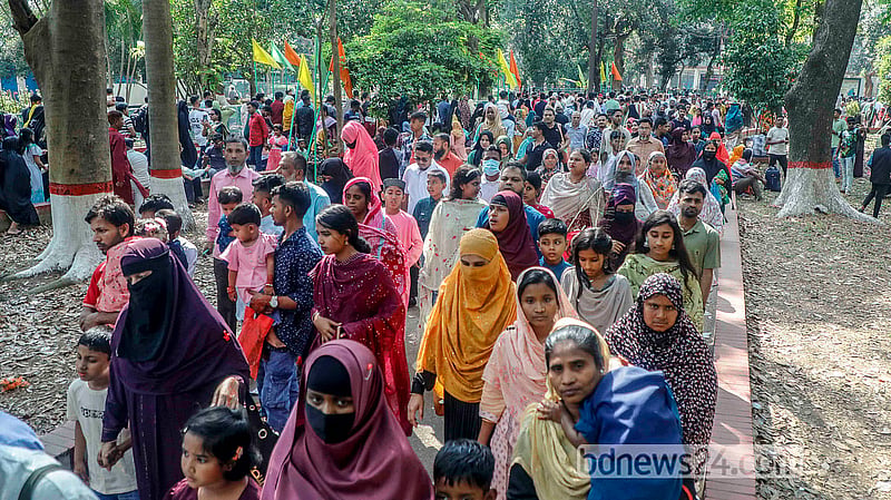 ঢাকার মিরপুরে জাতীয় চিড়িয়াখানায় রোববার ঈদের ছুটিতে উপচে পড়া ভিড় ছিল দর্শনার্থীদের।  ছবি: আব্দুল্লাহ আল মমীন