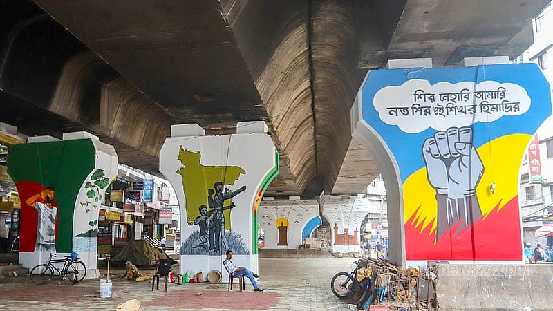 জয়কালী মন্দির এলাকায় যাত্রাবাড়ী-গুলিস্তান ফ্লাইওভারের পিলারে ফুটিয়ে তোলা হয়েছে মুক্তিযুদ্ধ ও জুলাই আন্দোলনের বিভিন্ন চিত্র।  ছবি: আব্দুল্লাহ আল মমীন