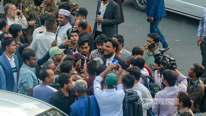 সংসদ ভবনের দক্ষিণ প্লাজায় নতুন এমপিদের শপথ অনুষ্ঠান শেষে ৬ নম্বর গেইট দিয়ে বের হয়ে আসেন এনসিপির সদস্য সচিব আখতার হোসেন। ছবি: আব্দুল্লাহ আল মমীন