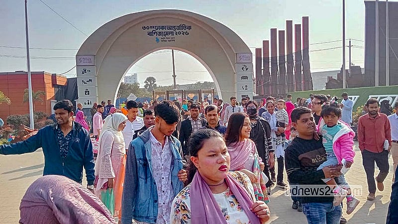 ঢাকার পূর্বাচলে আন্তর্জাতিক বাণিজ্য মেলা প্রাঙ্গণে প্রবেশ করছেন ক্রেতা-দর্শনার্থীরা।
