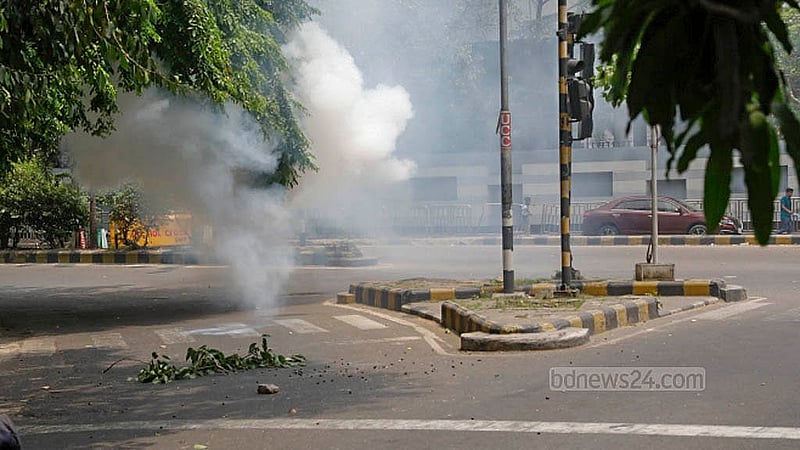 জগন্নাথ বিশ্ববিদ্যালয়ের লংমার্চ কাকরাইল মসজিদের সামনে পৌঁছলে ছত্রভঙ্গ করতে সাউন্ড গ্রেনেড ছোড়ে পুলিশ। ছবি: আব্দুল্লাহ আল মমীন