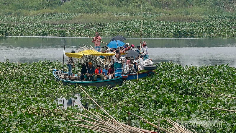 নারায়ণগঞ্জের সোনারগাঁও উপজেলার কাইকারটেক হাট থেকে কেনাকাটা শেষে অনেকেই বাড়ি ফেরেন ব্রহ্মপুত্র নদ ধরে।  ছবি: আব্দুল্লাহ আল মমীন