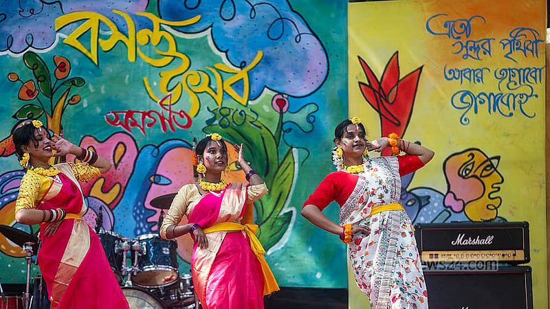 ঢাকা বিশ্ববিদ্যালয়ের কলাভবনের বটতলায় মঙ্গলবার সমগীত বসন্ত উৎসবে নাচ পরিবেশন করেন শিল্পীদের একটি দল।
