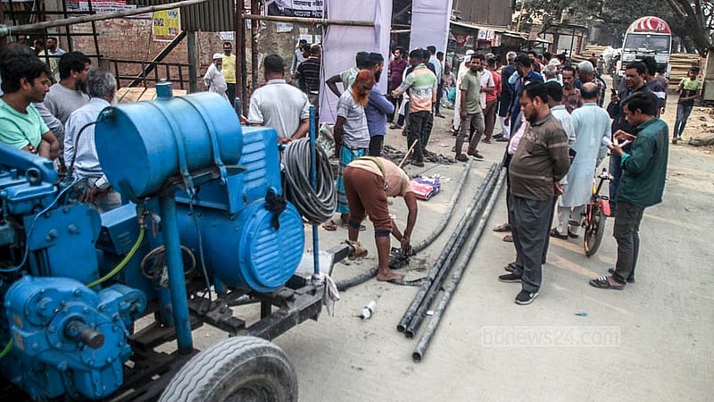 রায়েরবাগবাসীর আন্দোলনের মুখে রোববার অবৈধ গ্যাস সংযোগ বিচ্ছিন্ন করে সরবরাহকারী কোম্পানি তিতাস