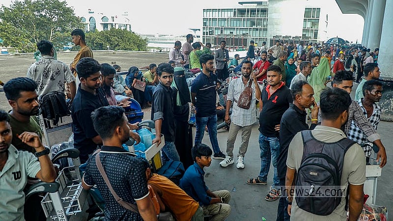 ঢাকার শাহজালাল আন্তর্জাতিক বিমানবন্দরে রোববার বহির্গমন যাত্রীদের অপেক্ষা। শনিবার বিমানবন্দরের কার্গো ভিলেজে অগ্নিকাণ্ডের জেরে রোববারও ছিল শিডিউল বিপর্যয়। ছবি: আব্দুল্লাহ আল মমীন