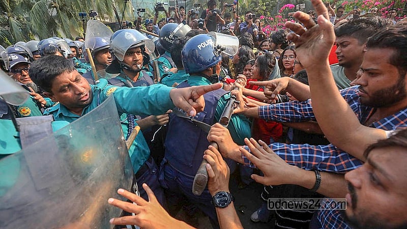 ‘ধর্ষণ ও নিপীড়নের বিরুদ্ধে বাংলাদেশ’ ব্যানারে গণপদযাত্রা মঙ্গলবার রাজধানীর ইন্টারকন্টিনেন্টাল হোটেলের সামনে পৌঁছালে পুলিশ তাদের আটকে দেয়।
