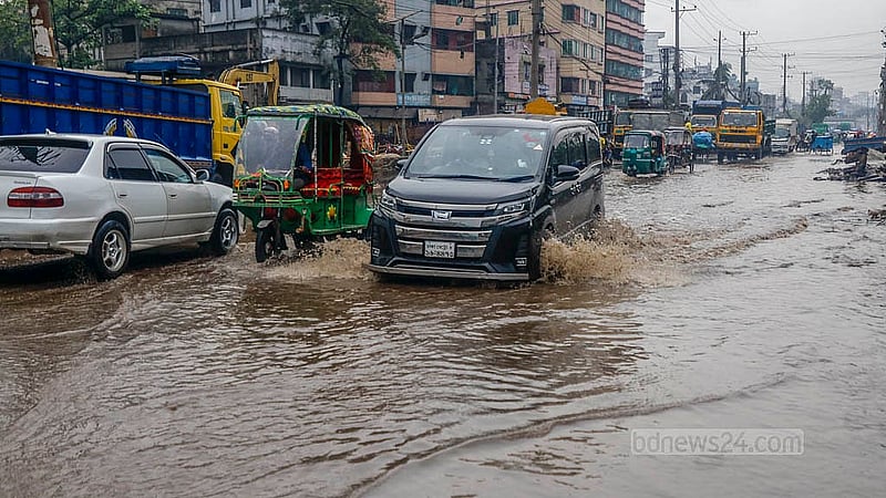 রাজধানীর শ্যামপুর সড়কে বৃষ্টির পানি জমে রয়েছে অনেকটা সময় ধরে