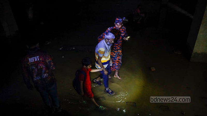 ধানমন্ডির ৩২ নম্বরে বঙ্গবন্ধুর বাড়ি লাগোয়া একটি নির্মাণাধীন ভবনের বেজমেন্টে ‘আয়নাঘর’ থাকার সন্দেহ ঘিরে ব্যাপক জল্পনা তৈরি হলে ফায়ার সার্ভিস সেখানকার পানি সরিয়ে ফেলে। রোববার সেই কর্মযজ্ঞের মধ্যে পানিতে হঠাৎ এক বৃদ্ধ নেমে পড়ে। ছবি: মাহমুদ জামান অভি